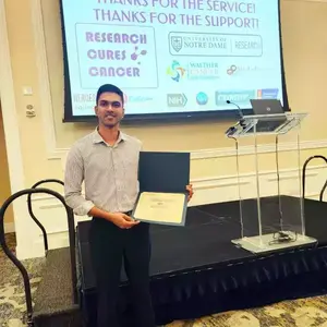 Photo of PhD student Gihan Perera with his award for best poster at the 2026 Harper Cancer Research Day